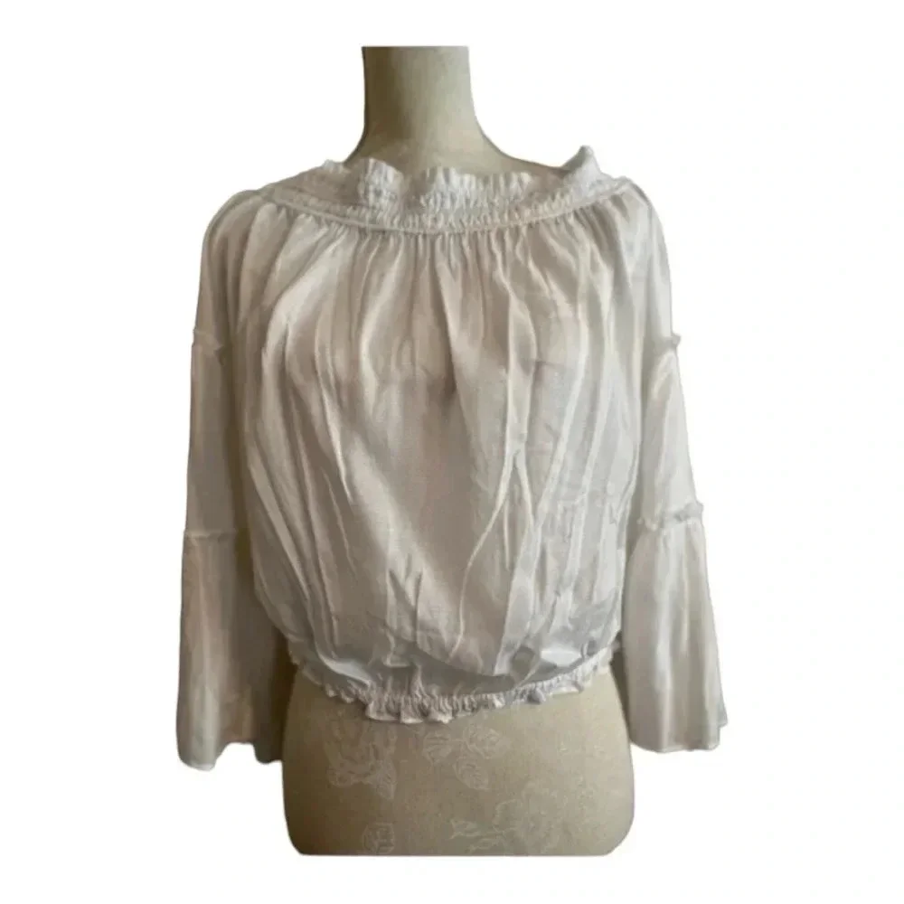 Free People cropped flowy bell sleeve white beachey top. Size Small‎
